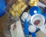A picture of step 1 of Pineapple crumble with yogurt and chocolate cookies.