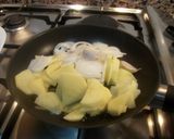 Foto del paso 2 de la receta Lubina a la sal con patatas panadera