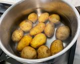 Une image de l'étape 2 de Salade tiède de poivrons rouges, pommes de terre, harengs et olives.