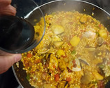 Foto del paso 4 de la receta: Arroz negro con marisco y setas variadas