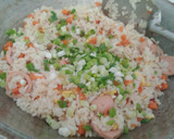Foto langkah ke 5 dari resep Nasi Goreng Sosis Keju.
