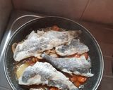 Foto del paso 3 de la receta: Merluza con un salteado de patata, ajo, zanahoria y champiñones