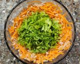 Foto del paso 1 de la receta: 🥗Ensalada de kanikama, arroz integral, lechuga, zanahoria, huevo y queso 🥗Fresca y completa 🥗