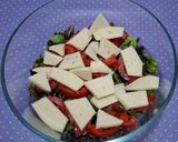 Foto del paso 2 de la receta: Ensalada de salmón, sucedáneo de caviar, aguacate y queso