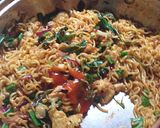 Foto langkah ke 4 dari resep Mie Goreng Bayam Udang Rebon.