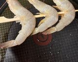 Une image de l'étape 4 de Riz safrané et ses brochettes de gambas sautées au citron.