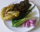 Hình bước làm 1 của món Lòng heo xào dưa cải chua