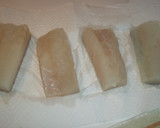 Foto del paso 1 de la receta: Lomos de bacalao y pencas rebozadas