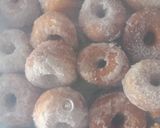 Gambar langkah 4 resipi Donut gula.