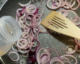 Foto del paso 2 de la receta: Bocata de lomo adobado con champiñón y cebolla