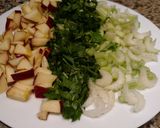 Foto del paso 4 de la receta: Ensalada con pollo, apio y manzana🍎