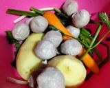 Foto langkah ke 1 dari resep Sop Wortel Kentang Baso Simple.