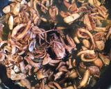Foto del paso 3 de la receta: Arroz con calamares en su tinta 🍚🐙