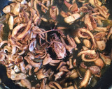 Foto del paso 3 de la receta: Arroz con calamares en su tinta 🍚🐙