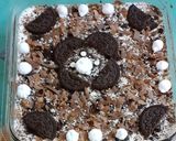 A picture of step 1 of Oreo cream pudding.