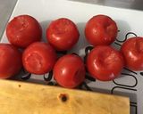 Une image de l'étape 1 de Salade de tomates à la mozzarella, basilic et fleurs de ciboulette.