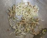 Foto langkah ke 4 dari resep Mie Goreng Ayam Kol Sederhana.