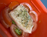 Foto del paso 2 de la receta: Salmón con espárragos verdes y tomate al Lékué