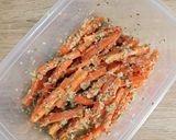 Foto langkah ke 2 dari resep Cheesy Herb Roasted Carrots.