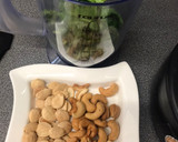 Foto del paso 1 de la receta: Salsa Pesto de almendras y anacardos