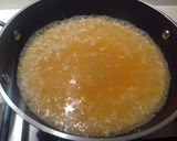 Foto del passaggio 4 della ricetta Risotto con succo di clementine, scampi e limone caramellato