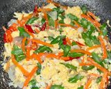 Foto langkah ke 5 dari resep Buncis Wortel Telur Orak Arik.