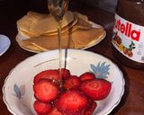 صورة لخطوة 3 من وصفة بان كيك بالشوكولاتة والفراولة 🥞
