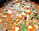 Foto del passaggio 4 della ricetta Seppie, piselli e patate
