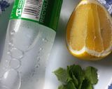 Foto langkah ke 1 dari resep Strawberry Lemon Soda.
