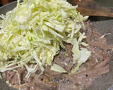A picture of step 3 of Beef and Cabbage in Soysauce and Ginger.