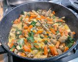 Une image de l'étape 24 de Poulet mariné aux carottes, champignons, épices et coriandre.