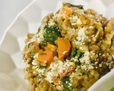 Foto del paso 3 de la receta: 🥘GUISITO 🫕 DE ARROZ 🍚,ARVEJAS PARTIDAS🥙, LENTEJAS🥙Y VERDURAS 🧄🧅🫑🥕🥬🥘🍷🥙