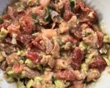 Foto del paso 2 de la receta: Tartar de salmón palta y tomate 🦀