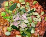 รูปขั้นตอนการทำที่ 4 ของ หมูสามชั้นผัดสะตอกะปิ