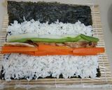 Foto langkah ke 6 dari resep Chicken Roll Sushi.