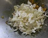 Gambar langkah 2 resipi Kobis + Cendawan Butang Goreng Kunyit menyengat.