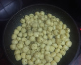 Foto del paso 3 de la receta: Salteado de ñoquis con langostinos y huevo duro