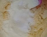Foto langkah ke 2 dari resep Kue semprit susu.