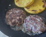Foto del paso 7 de la receta: Hambur-arepa con aguacate🥙 cebolla caramelizada y mayomostaza ahumada🫓🍔