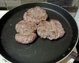 Foto langkah ke 2 dari resep Philly Cheese Steak Burger.