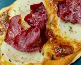 Foto del paso 5 de la receta: Pizza con scamorza ahumada y pastrami