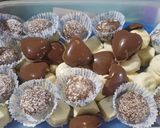 Foto del paso 4 de la receta: Bombones de chocolate negro y blanco rellenos de cookies y coco rallado receta casera