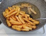 Foto langkah ke 5 dari resep Homemade Taco Fries.