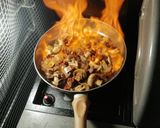 Φωτογραφία βήματος 4 της συνταγής Τηγανιά μανιταριών με λιαστή ντομάτα και σως φέτας