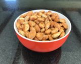 Foto del paso 9 de la receta: Almendras tostadas al merkén, ajo y hierbas