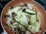 Nido de calabacín y champiñones
