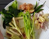 Foto langkah ke 2 dari resep Tom Saap (Hot and Sour Pork Rib Soup).