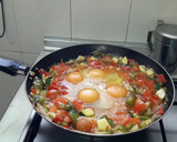 Foto del paso 3 de la receta: Huevos a la sartén con verduras