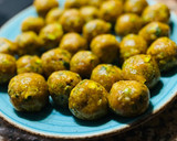 Foto del paso 5 de la receta: Bolitas de pollo con pistachos 🐣 🌰 🥜 🍀