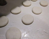 Foto del paso 5 de la receta: Muffins ingleses (panecillos sin horno)